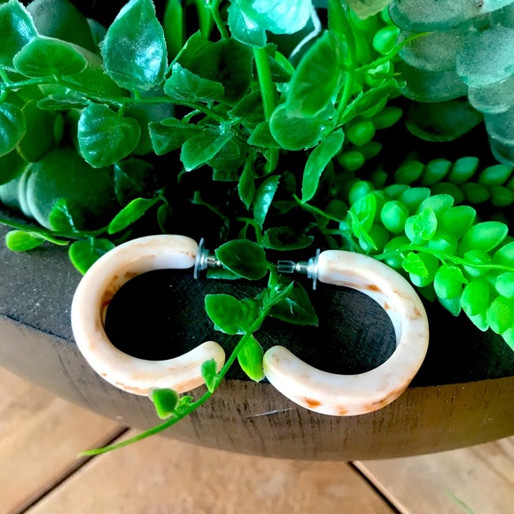 Marbled Half Hoop Earring - Picture 4 of 7